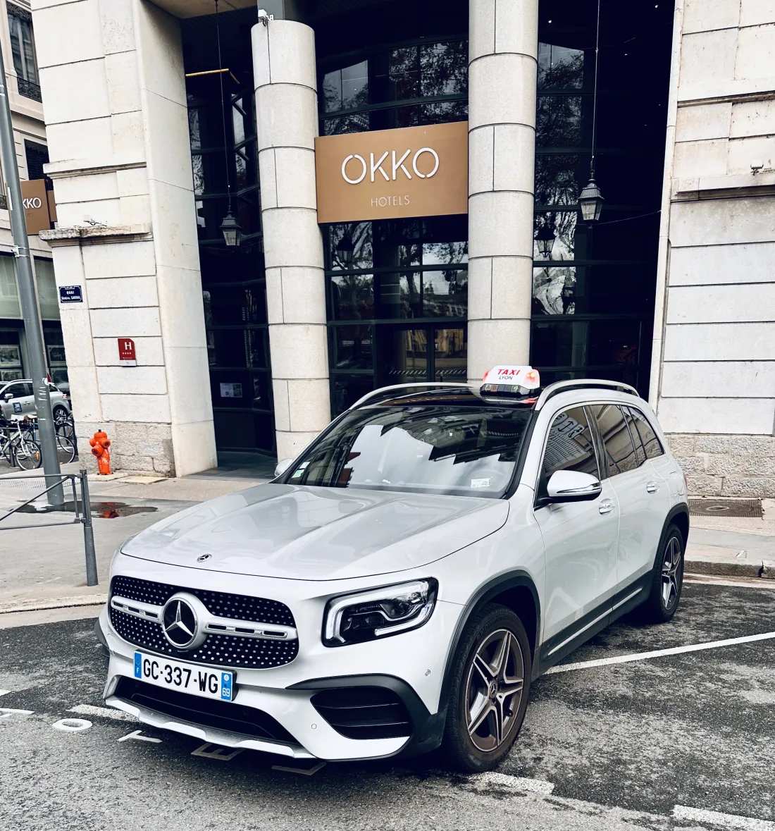 Véhicule Taxi Lyon VSL stationné devant un hôtel à Lyon