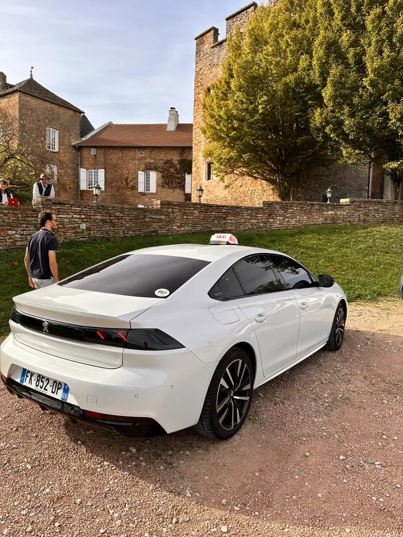 Peugeot Taxi Lyon VSL devant un château dans le Rhône