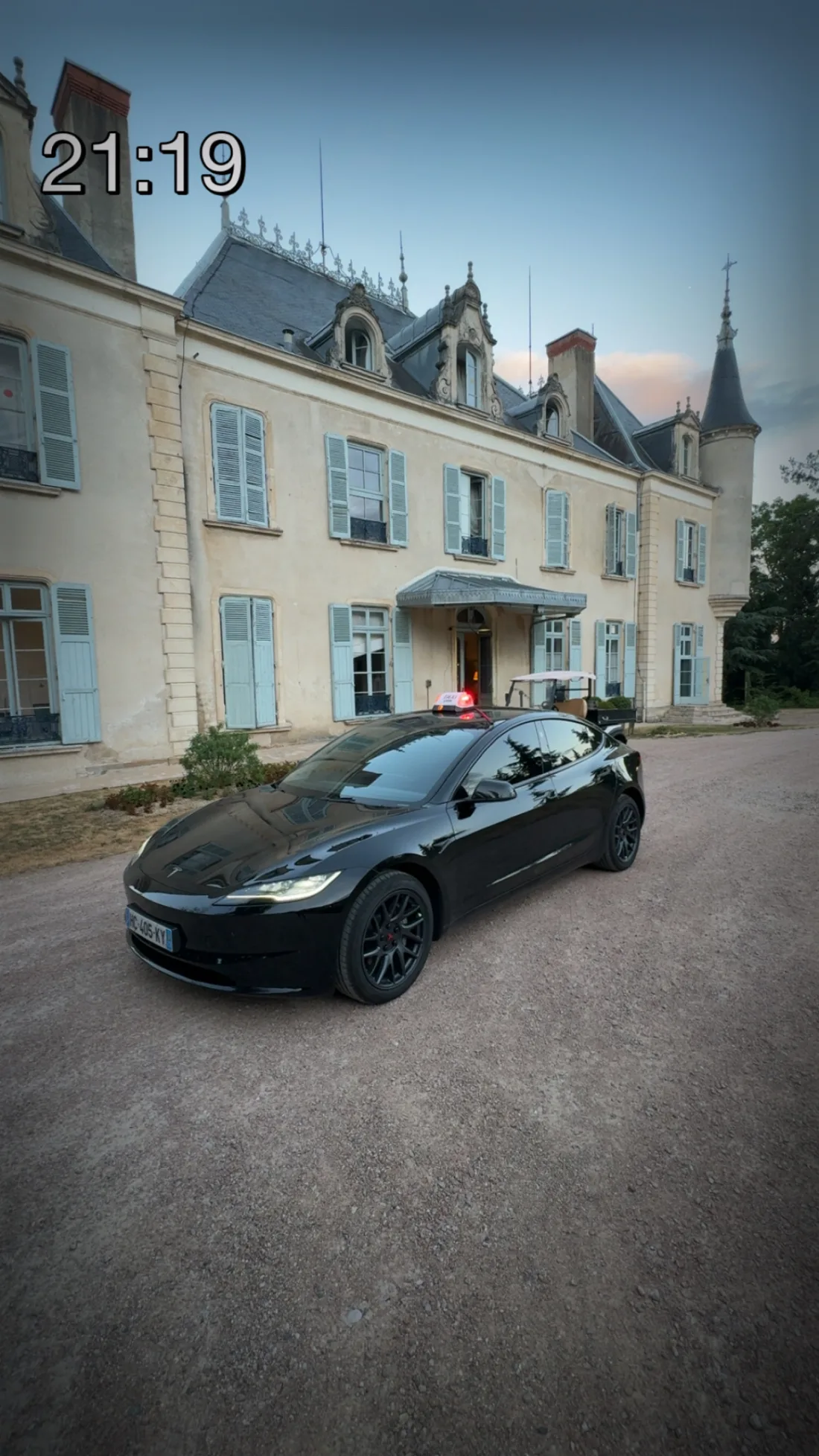 Tesla Taxi Lyon VSL stationnée devant un château