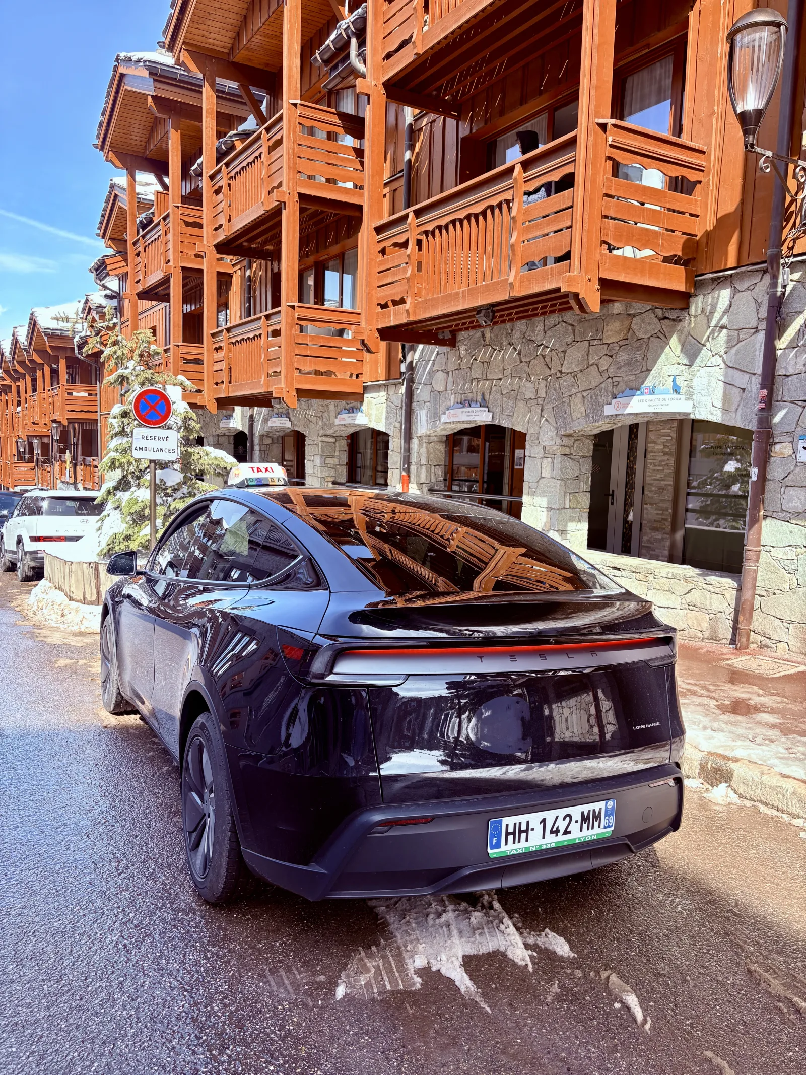 Véhicule Taxi Lyon VSL dans une station des Alpes