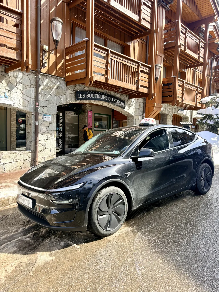 Tesla Taxi Lyon VSL pour un transport longue distance