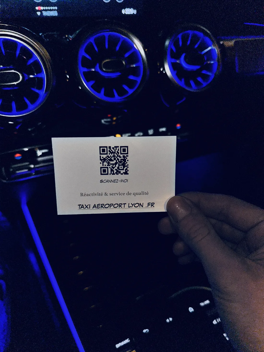 Volkswagen Taxi Lyon VSL sur une route enneigée